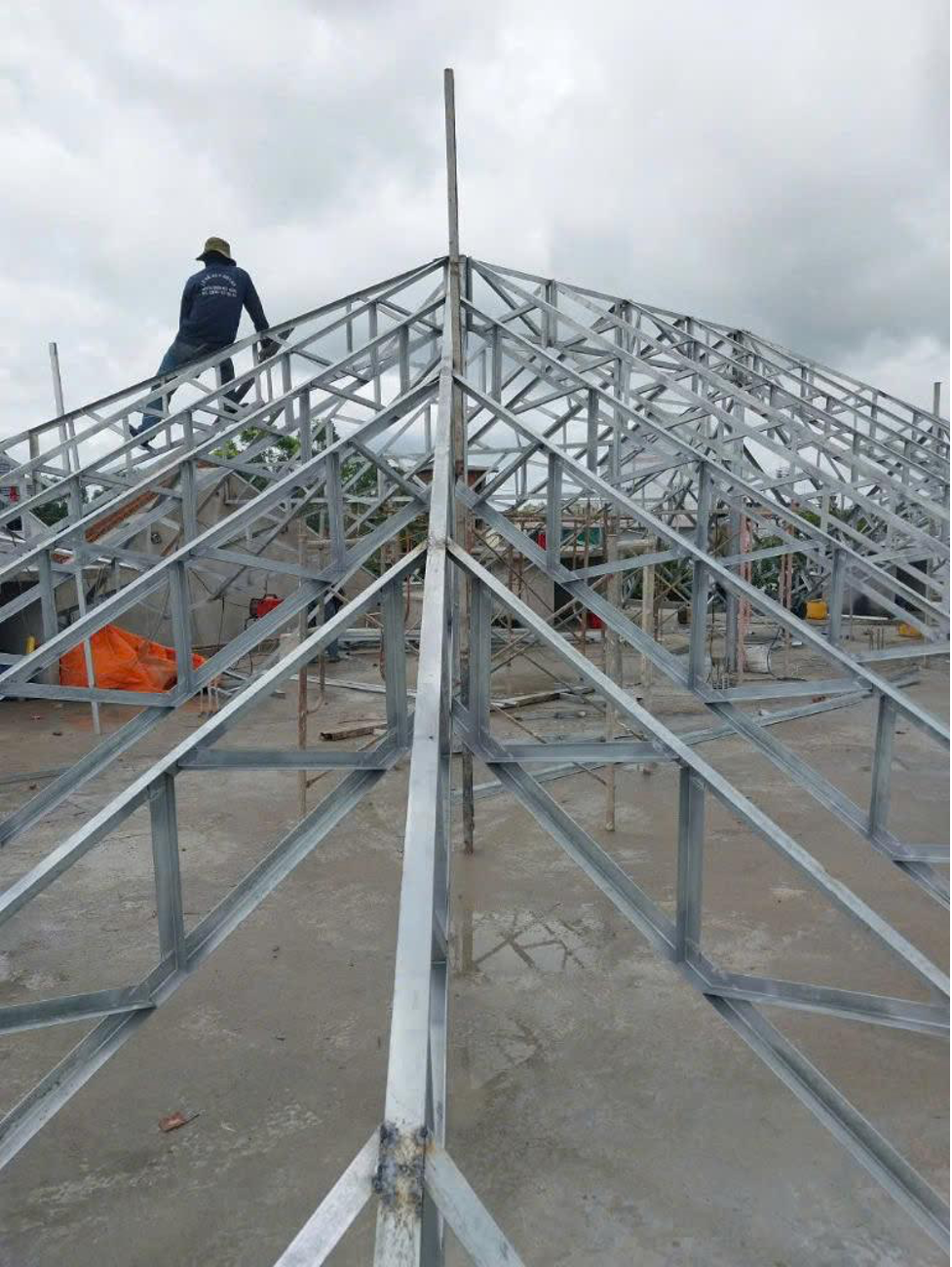 nen-dung-thep-v-loai-nao-cho-nha-xuong-tien-che